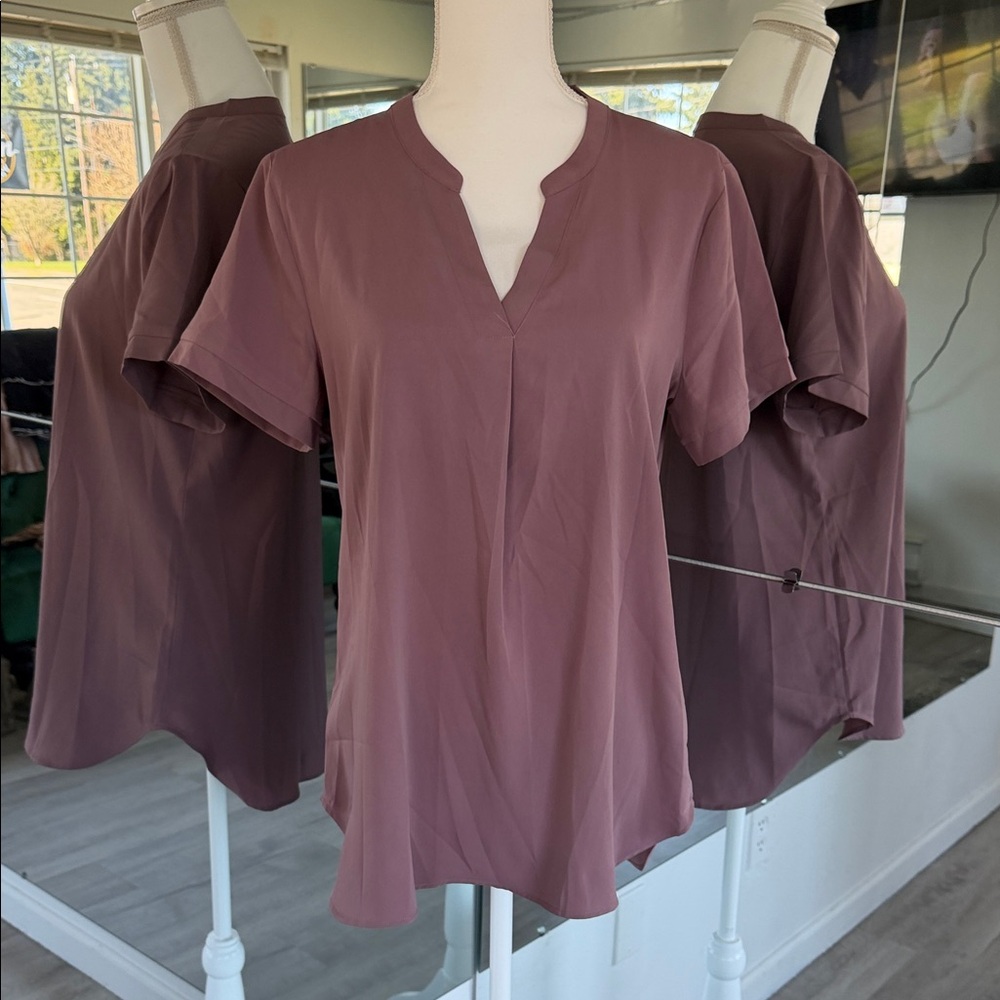 Women's Short Sleeve V-Neck Top in Mauve